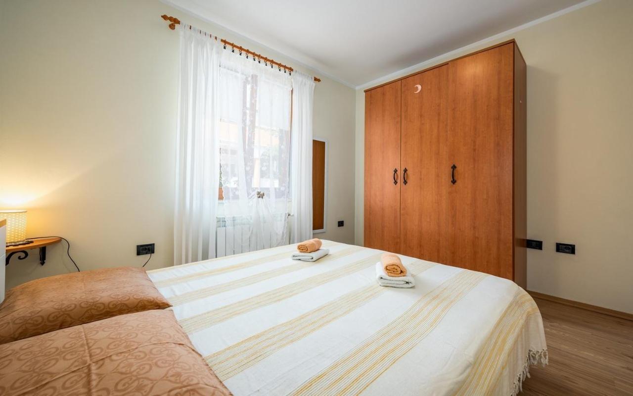 Iva House With Apartment Umago Esterno foto