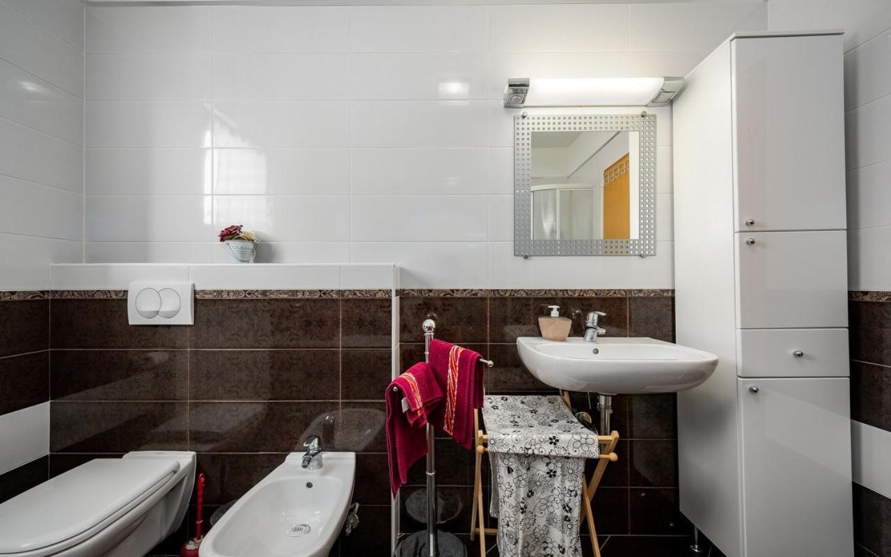 Iva House With Apartment Umago Esterno foto