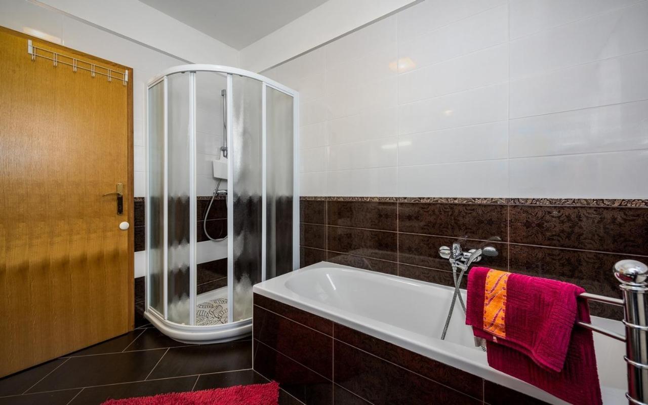 Iva House With Apartment Umago Esterno foto